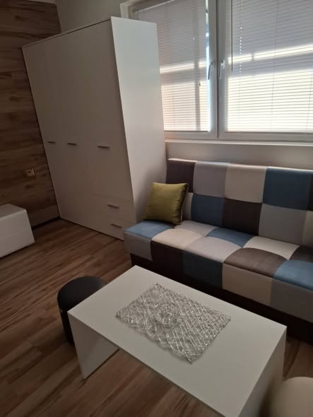 Izdajem stan iza pravnog fakulteta