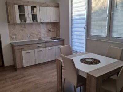 Izdajem stan iza pravnog fakulteta