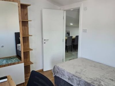 Izdaju se dve sobe u trosobnom stanu u blizini Pravnog